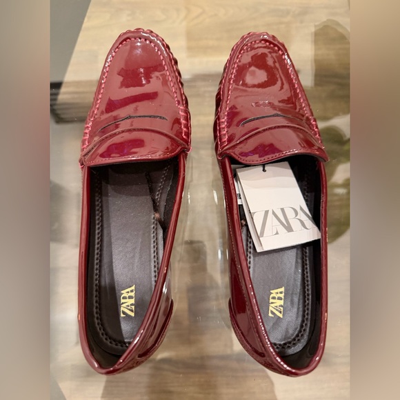 ZaraWomen’s Glossy Merlot Slip-On Loafers NWT Size 8 - Picture 2 of 6